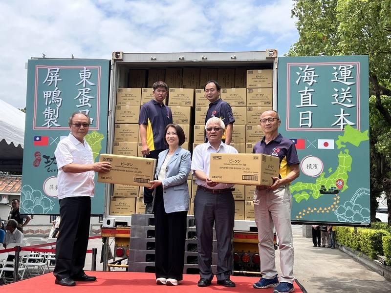 屏東縣政府攜手浤良食品參加東京國際食品展，順利談成訂單，9日舉行皮蛋外銷日本封櫃儀式，屏東縣長周春米（前左2）及浤良食品總經理歐陵合（前左）出席。