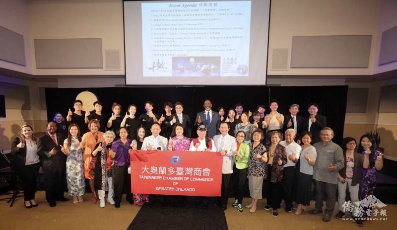 橘郡郡長Jerry Demings(右10)、駐邁阿密辦事處處長周啟宇(右11)及僑務秘書黃士聰(右2)於表演結束後與十鼓擊樂團、大奧蘭多臺灣商會合影
