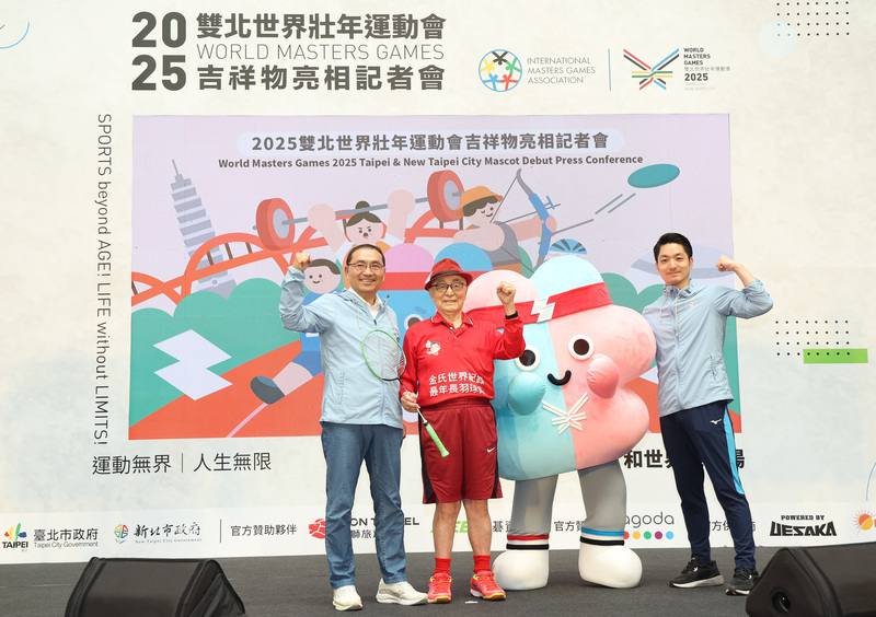 台北市長蔣萬安（右）、新北市長侯友宜（左）9日在台北市政府市政大樓1樓中庭出席2025雙北世界壯年運動會吉祥物亮相記者會，與世壯運吉祥物壯寶Strong（右2）、全球最年長羽球選手林友茂（左2）互動合影。