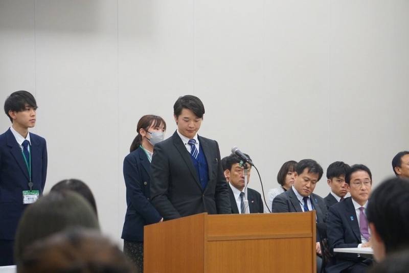 吳孟軒為了在甲子園打高校野球而來到日本，但經歷受傷與低潮後，他決定結束棒球生涯，最後回到曾祖父輩開始的殯葬行業。在學業之外，他也積極投入各項活動，獲得在日本首相岸田文雄面前演講的機會。（吳孟軒提供）