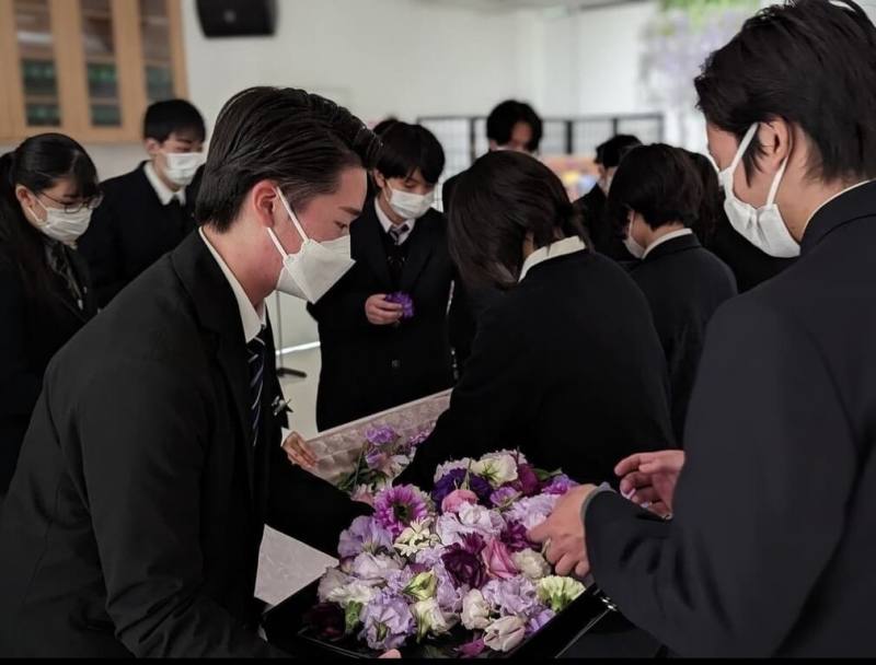 來自台灣的吳孟軒（左）9年前為了在甲子園打高校野球、成為職棒選手而來到日本，但經歷受傷與低潮後，他決定結束棒球生涯，最後回到曾祖父輩開始的殯葬行業，畢業於日本東京觀光旅遊學院葬禮企劃學科，並取得日本葬祭企劃2級資格。（吳孟軒提供）