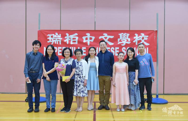 畢業生郭天發 (左一) 、陳芝叡 (中)、龔身體 (右三) 、 校長洪嫚憶 (左四) 、老師張耀淑 (左三) 及家長合影