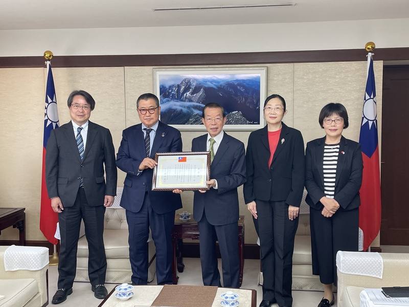 日商化工大廠大賽璐公司贊助台灣藝術文化，社長小河義美（左2）8日獲駐日代表謝長廷（中）頒贈感謝狀，駐日台灣文化中心主任王淑芳（右1）等人與會。