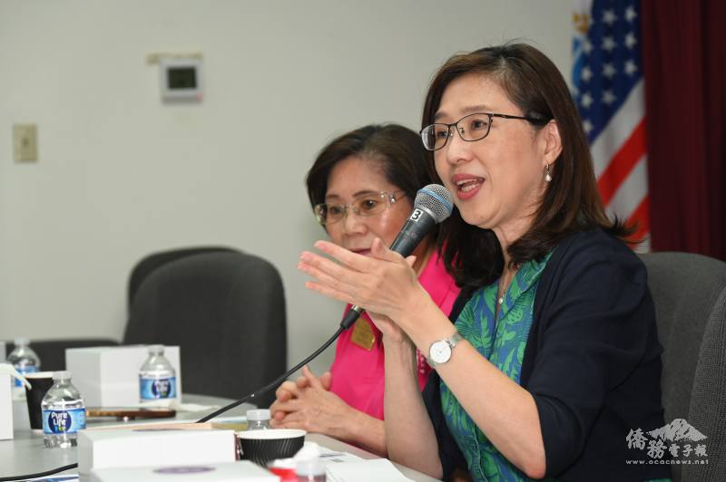 休士頓文教中心主任王盈蓉(右)在參加僑團活動之際，鼓勵僑胞上網登記回臺參加總統、副總統就職典禮