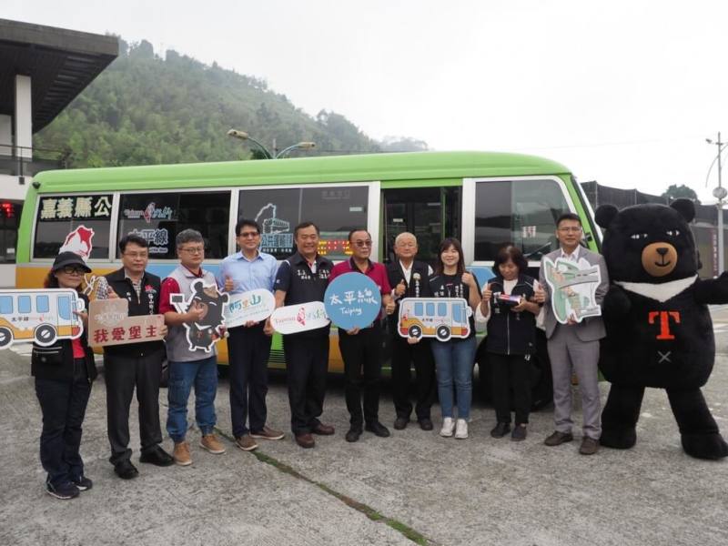 台灣好行太平線將於11日通車，路經佐登妮絲城堡、卡羅爾銅管樂器等觀光工廠，終點站為全台海拔最高景觀吊橋太平雲梯，9日舉行通車典禮，阿里山管理處處長洪維新（左6）出席。（阿里山管理處提供）