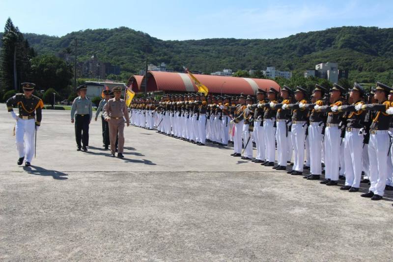 國防大學校長劉上將校閱國防大學閱兵連，肯定學生訓練成果。（國防大學提供）