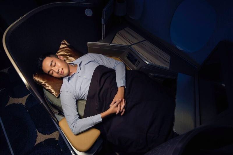 夏季線上旅展開跑，台北福華大飯店與中華航空合作，不限國籍旅客，凡持華航登機證住宿台北福華，即有機會免費升等房型，買住宿券則可抽商務艙機票。（台北福華提供）