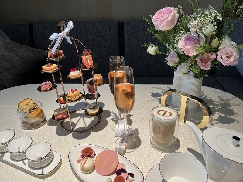 母親節將至，高雄洲際酒店攜手國際精品品牌DIOR推出聯名下午茶，每日30組限量供應，由洲際行家西點主廚團隊精心打造鹹甜點，視覺與口味融合玫瑰、杏色、粉色、金色等品牌元素。