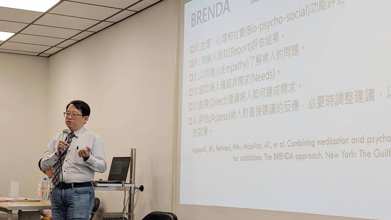 每年5月9日是「無酒日」，台灣戒酒暨酒癮防治中心主任、馬偕紀念醫院精神醫學部資深主治醫師方俊凱（圖）指出，酒癮患者可能已經失去希望感，但戒酒並非滴酒不沾，而是要重返幸福人生，因此要從需求面下手、明確給予建議做法。