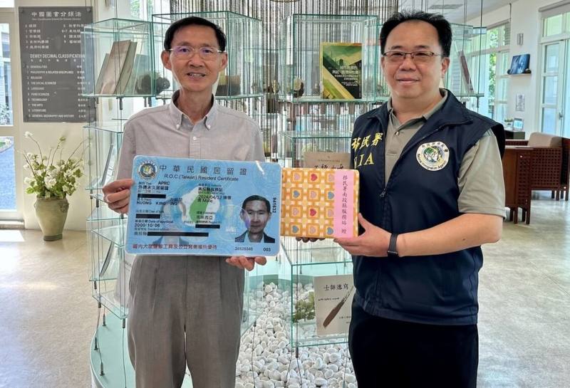 來自馬來西亞的68歲方錦榮（左）到南投縣教育學生44年，9日獲內政部移民署南投縣服務站頒發「馬偕計畫」外僑永久居留證，感謝長期為台灣教育領域付出及奉獻。（移民署南投縣服務站提供）