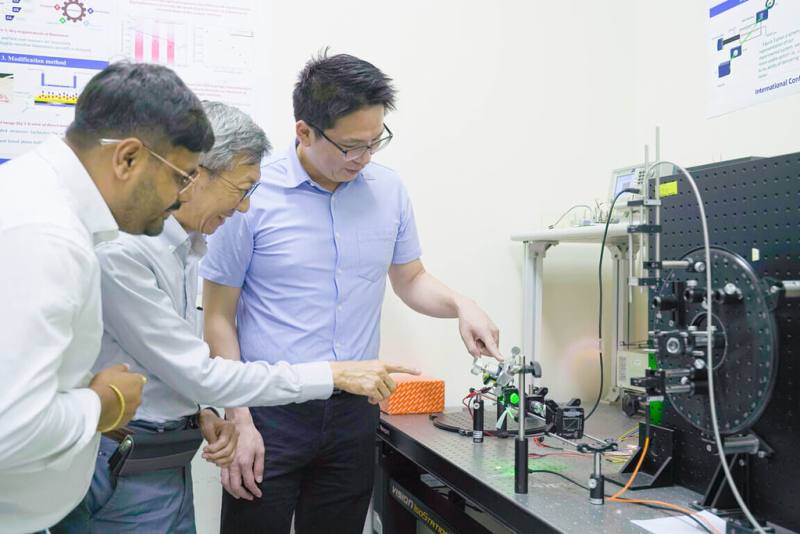 中正大學機械工程學系教授張國恩與化學暨生物化學系教授周禮君合作開發「光微流體敗血症快篩平台」，僅需約1滴血液檢體量，8分鐘就能精準驗出敗血症。（中正大學提供）