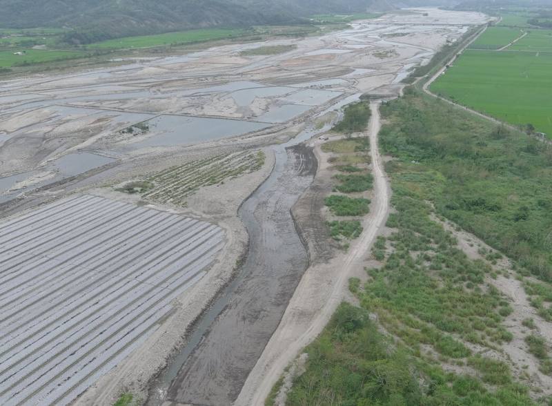 第八河川分署趕在汛期前枯水黃金期，全力展開河道清疏工作，將在5月底完成卑南溪45萬立方公尺土石清疏，不僅能減少洪水風險還能提供台東建設砂石。（第八河川署提供）