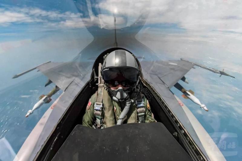 F-16V戰機投擲GBU-12型雷射導引炸彈。（軍聞社記者黃劭恩攝）