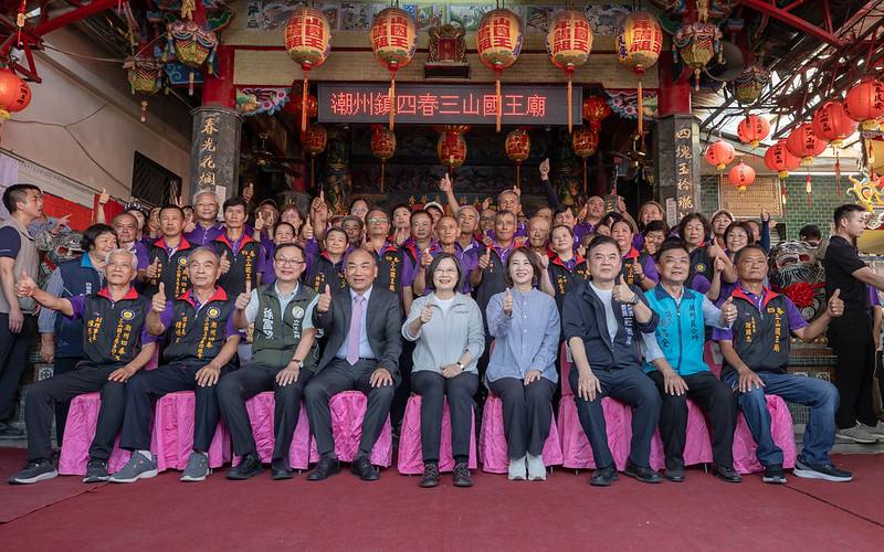 總統和與會人員合影