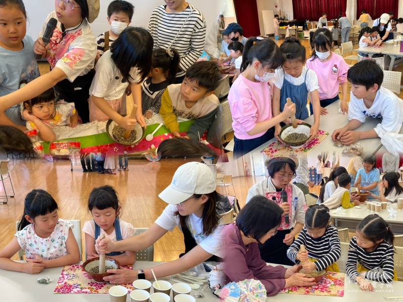 小朋友體驗擂茶