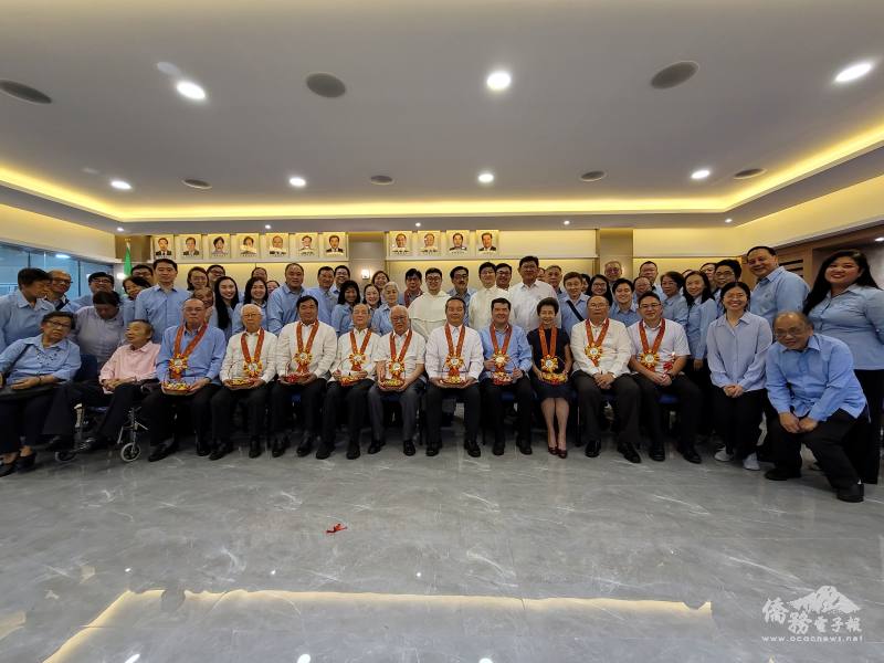 菲華青年服務團總團部領導幹部與貴賓合影留念