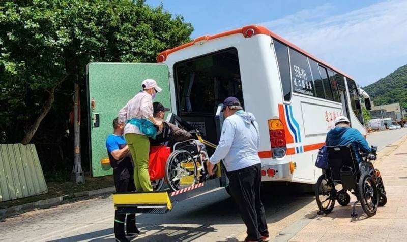 社團法人台灣無障礙旅遊發展協會規劃12人旅遊團，於9日至11日前往馬祖當地觀光，並向連江縣公車處租用無障礙公車解決景點間點到點接駁。（馬祖國家風景區管理處提供）