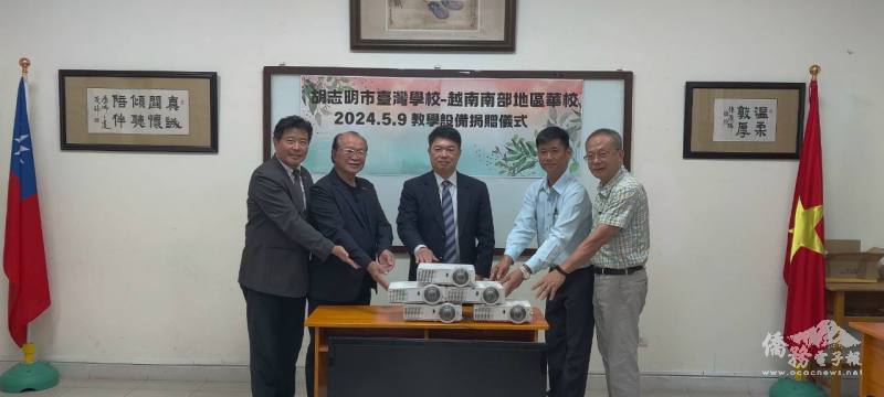 張皓鈞(左1)袁濟凡(左2)韓國耀(中)廖子權(右2) 江春仁(右1)