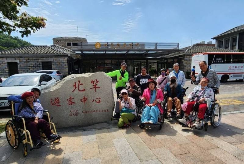 社團法人台灣無障礙旅遊發展協會組12人旅遊團，9日起至11日到馬祖觀光，用輪椅走訪北竿遊客中心等重要景點，但也指出部分旅宿與餐廳的無障礙環境仍有改善空間。（馬祖國家風景區管理處提供）