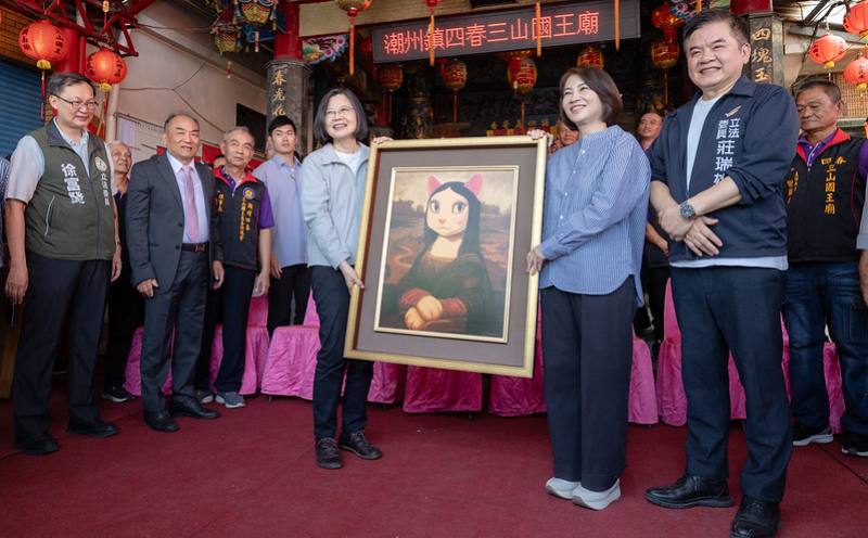 蔡英文總統11日下午前往屏東潮州「四春三山國王廟」參香，祈求三山國王保佑臺灣風調雨順、國泰民安