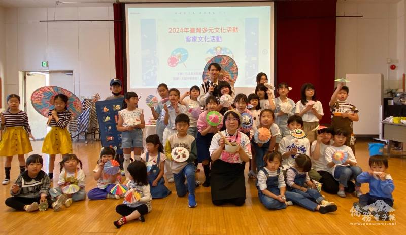 兩位講師與小朋友合影