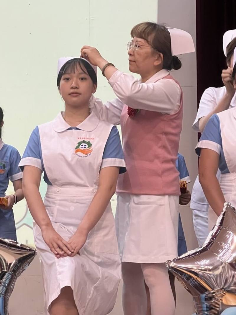 康寧大學護理科10日舉辦一年一度的加冠典禮，象徵傳承護理使命。（康寧大學提供）