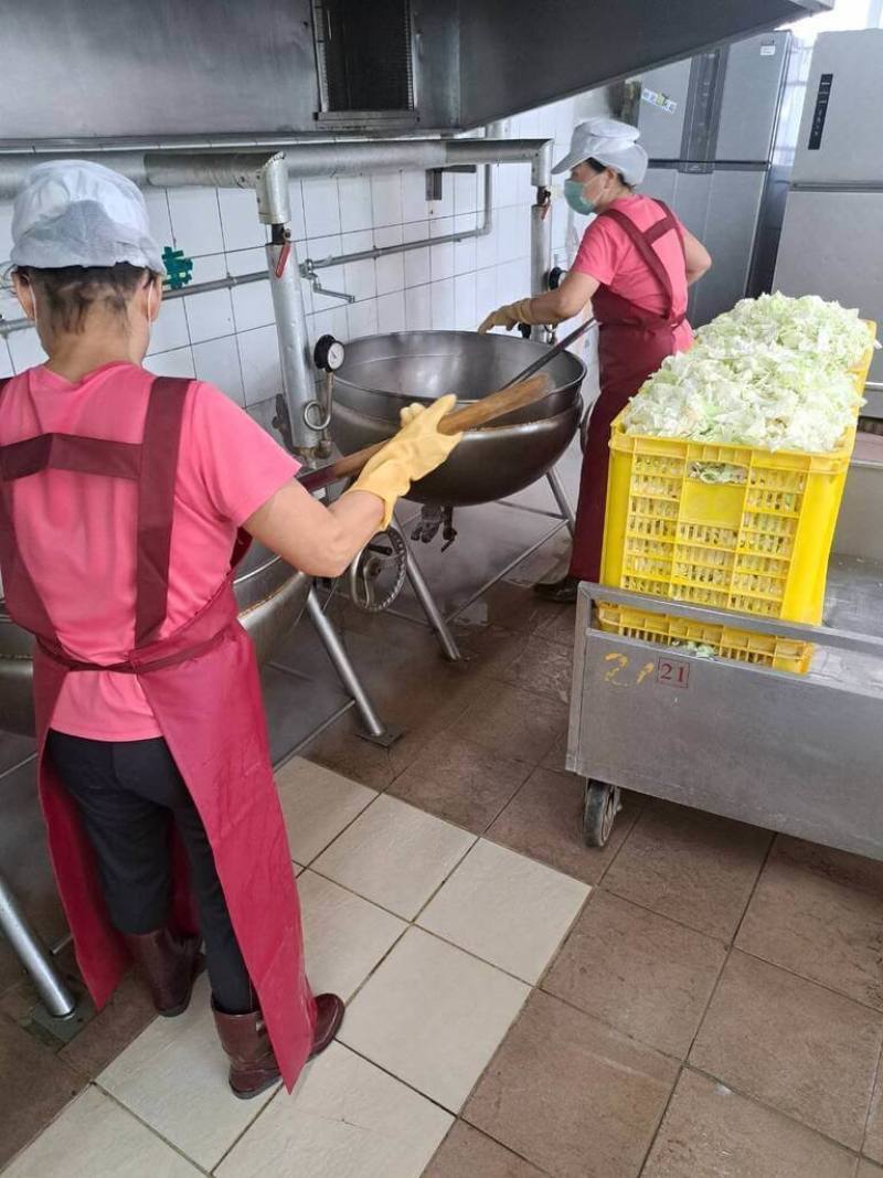 嘉義縣政府民國113年5月起補貼一般地區及非山非市地區共18所學校的廚工薪資，讓學生所繳餐費回歸用於午餐食材支出，不僅照顧廚工並把關學校午餐營養品質。（嘉義縣政府提供）