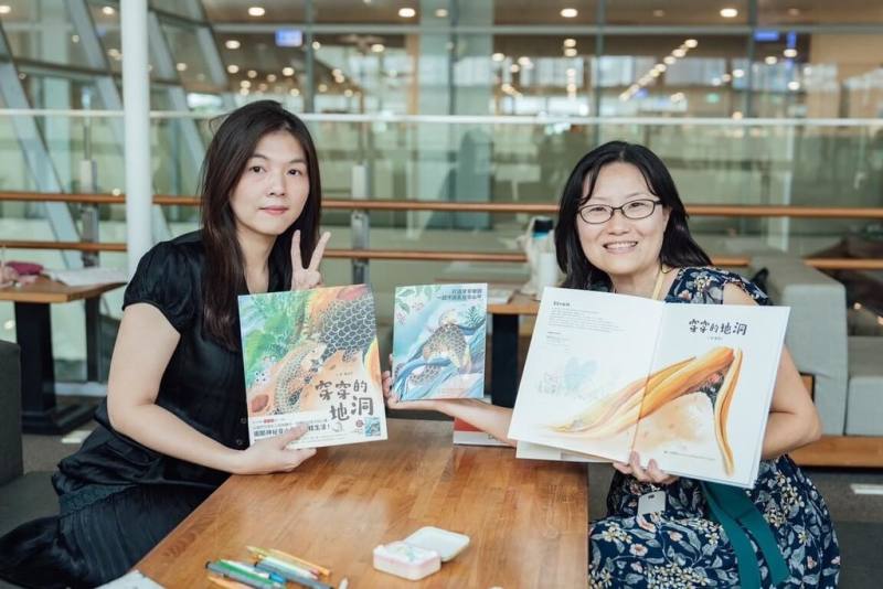 第2屆好繪芽獎入選作品、出身高雄的在地繪本作家鄭潔文（左）最新力作「穿穿的地洞」正於高雄市立圖書館展出中，並於12日在高市圖舉行新書分享會，（高雄市文化局提供）