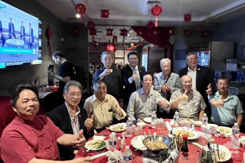 前排左起:吳國練會長、鄧遐勳元老、關永發總理、陳啟靈總理、陳達偉主席、胡英僚元老；後排左起:盧浩文經理、周啟宇處長、伍健生榮譽主席、伍健平元老