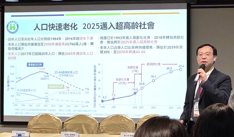 健保制度上路30年，衛福部健保署長石崇良（圖）11日下午以「健保的挑戰與展望」為主題進行演講，他指出，健保最大挑戰就是人口變化，健保財務支撐仰賴受薪階級的一般保費收入，當工作人口變少、老年人口上升，就會造成問題