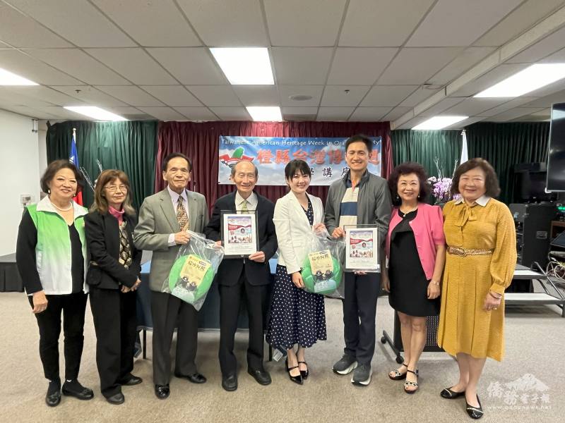 橙僑中心主任蕭蓓如(右4)贈送福沙阿熊抱枕、橙縣台灣傳統週召集人僑務諮詢委員呂耀勳(左3)、林翠雲(右2)、黃河芬(右1)、徐湛生(左2)及僑務顧問張欣珠(左1)頒發感謝狀予講者許正雄醫師(中)與張耀文醫師(右3)合照留影