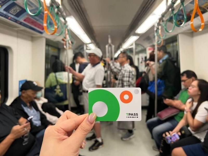TPASS行政院通勤月票開賣滿1週年，高雄市交通局13日宣布多項優惠活動，包括將提供月票開賣以來高雄市區399月票用戶減碳量前399名會員，免費回饋1個月高雄市區399月票。（高雄市交通局提供）