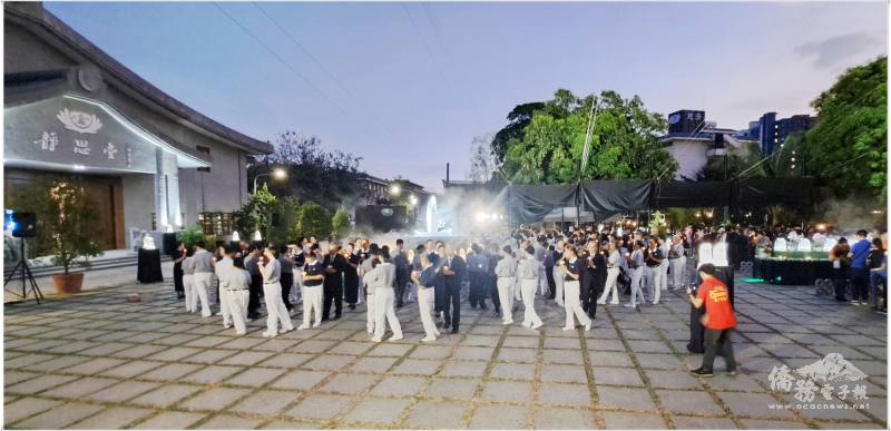 參加信眾虔誠合十禮敬佛陀