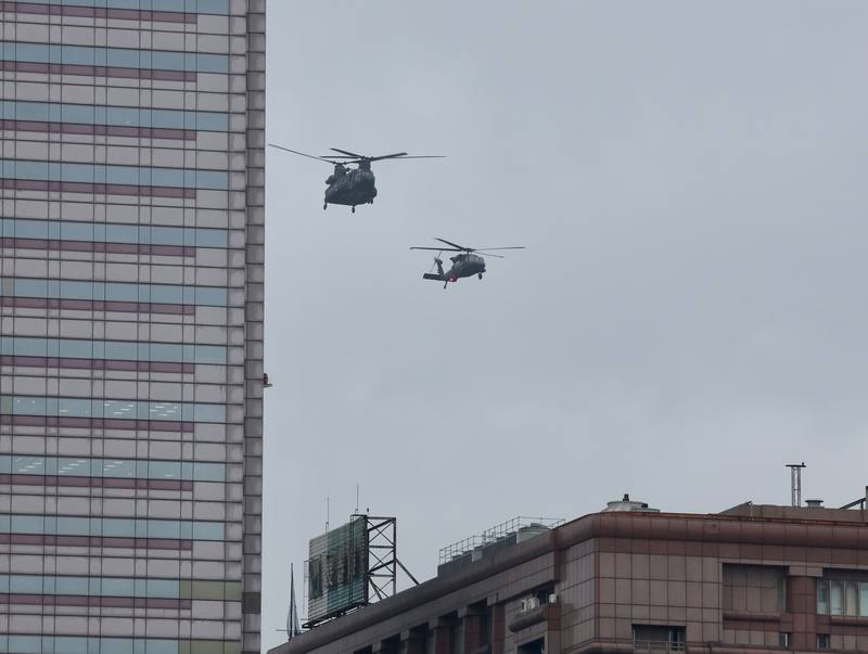 520總統、副總統就職典禮國軍空中兵力預演13日早晨登場，陸軍出動CH-47SD契努克運輸直升機、UH-60M黑鷹直升機飛越總統府前上空。