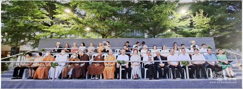 駐菲律賓代表處大使周民淦夫婦(中)、公使楊登仕(右五)、菲華文教中心主任莊博智(右四)及副主任梁崇偉(右三)與慈濟基金會菲律賓分會執行長楊國英(右六)、僑務諮詢委員鄭國賓夫婦(右一、右二)及宗教界代表合影