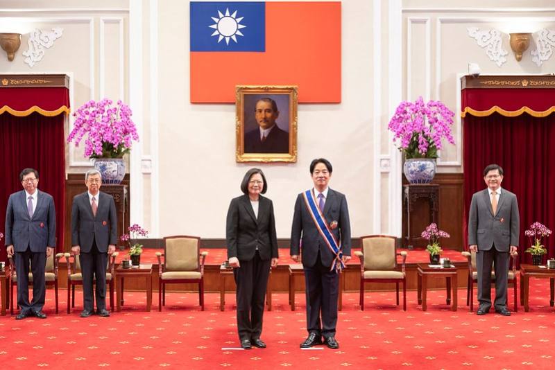 蔡英文總統13日上午頒授副總統賴清德等13名政務人員勳章，感謝他們以卓越的領導力和不懈的努力，為國家帶來進步和繁榮