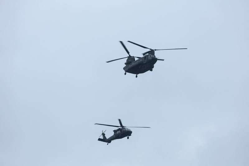520總統、副總統就職典禮國軍空中兵力預演13日早晨登場，由CH-47SD契努克運輸直升機、UH-60M黑鷹直升機所組成國旗機隊飛越總統府前上空。