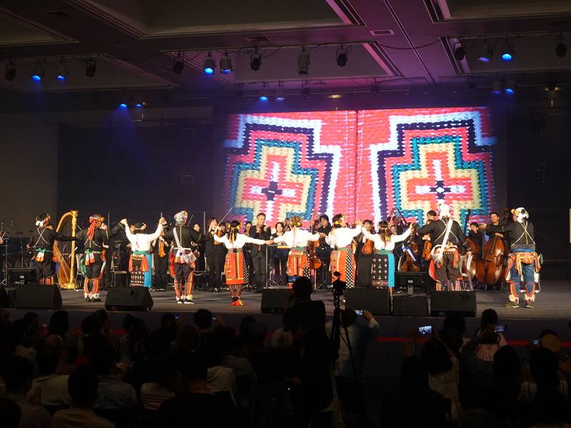 日本最大台灣文化祭TAIWAN PLUS 2024於12日落幕。活動在唱到最後一首「太巴塱民謠」時，普悠瑪音樂家族更邀請指揮宋旭鈞合唱，讓全場沸騰，演唱結束後歡呼掌聲不斷。