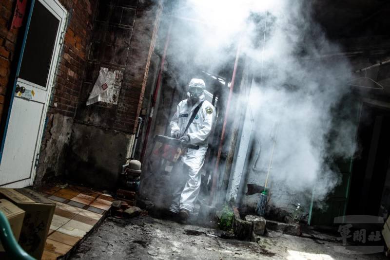 陸軍39化學兵群配合高雄市政府，針對高雄市地區實施清消作業。（軍聞社記者王茗生攝）