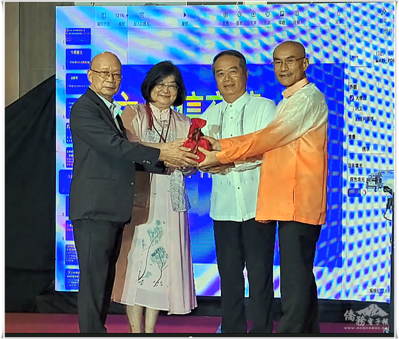 在駐菲律賓代表處大使周民淦(右2)及亞洲臺灣客家會聯合總會總會長吳秀娥(左2)見證下，由新任監事長黃文亮將會長印信交予新任會長賴俊任