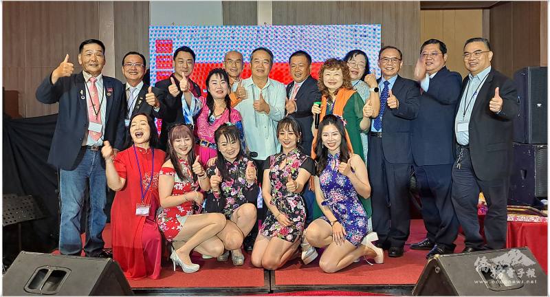 周民淦、賴俊任、東南亞各國客家會貴賓與新竹紅如樂團合影留念