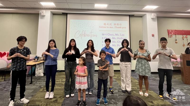 同學們表演中文歌唱