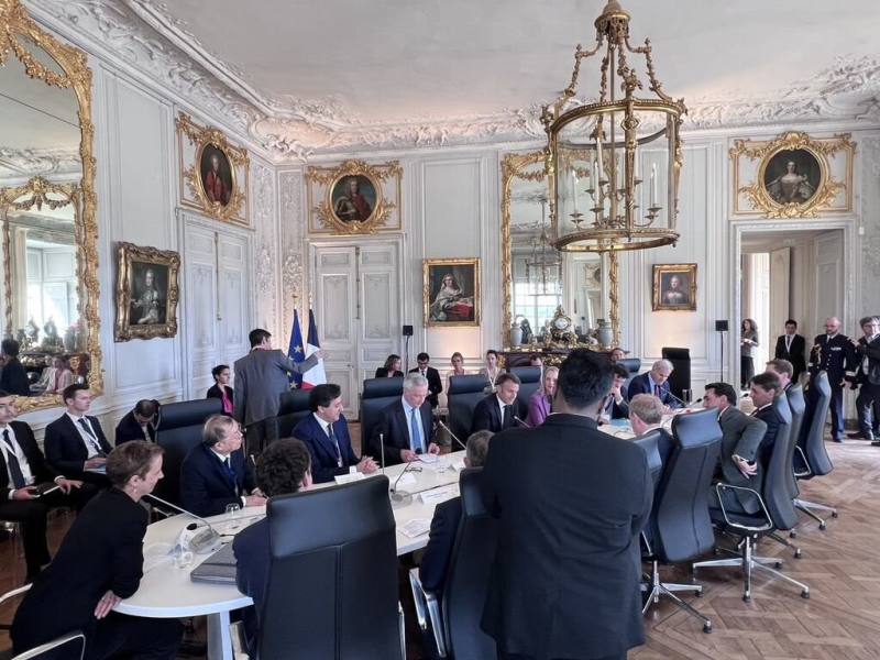 力積電董事長黃崇仁出席法國總統馬克宏主持的圓桌會議，建議法國效法美國，善用台灣強大半導體及資通訊平台，合作強化法國科技實力。（力積電提供）