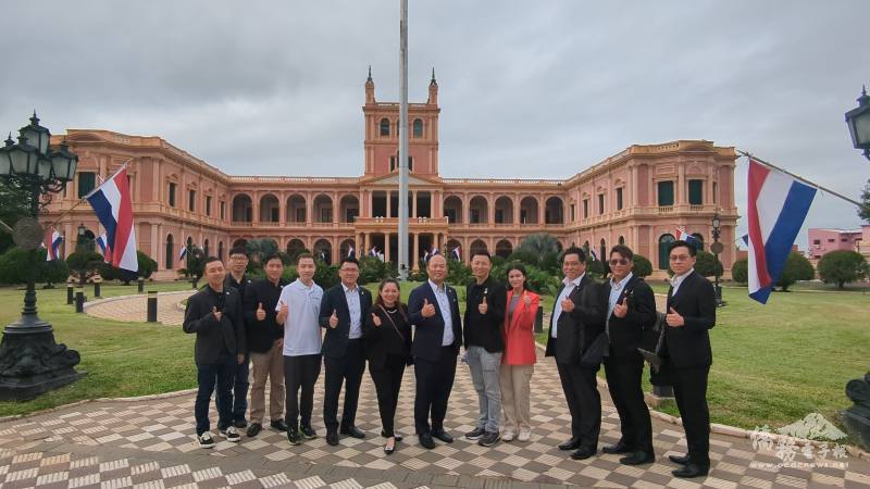 巴拉圭臺灣商會青商會陪同國際青年商會中華民國總會成員走訪亞松森景點，並於總統府前合影留念