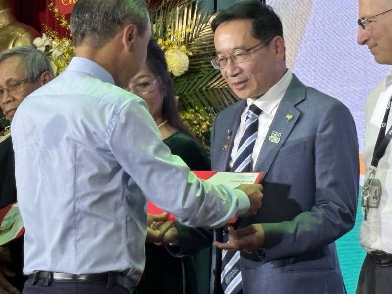 秀傳醫療體系國際長、前監察委員張武修13日在越南獲頒胡志明勳章，表揚他十餘年來推動台越雙邊醫衛教育發展，並提升越南醫療教育研究水準的貢獻。(圖：張武修提供)