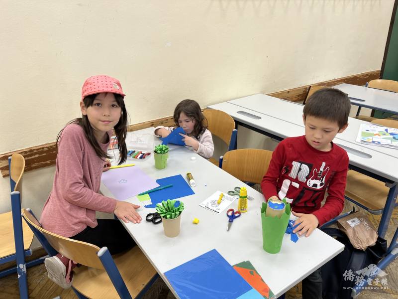 透過創意摺紙活動，讓孩子們親手製作充滿創意的母親節盆栽裝飾送給媽媽，感謝媽媽的養育之恩