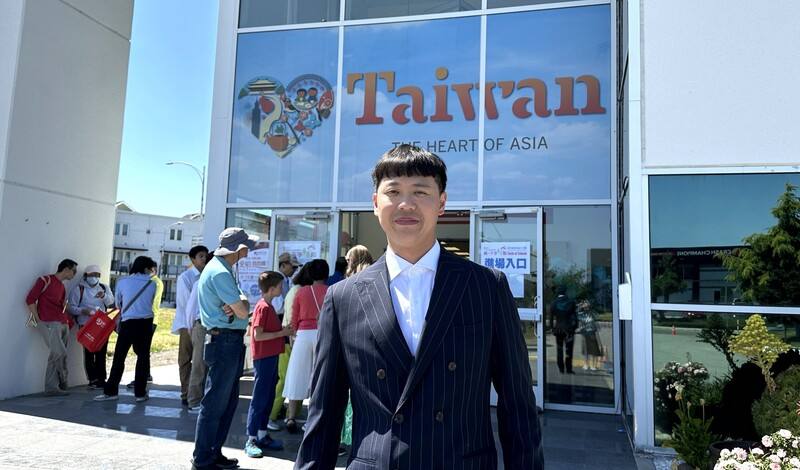 睽違8年，FOCA福爾摩沙馬戲團再度赴北美巡演，團長林智偉（前）說，這是他的刻意選擇，感謝北美僑胞支持助FOCA撐過難關，想為他們獻上「土地的歌」