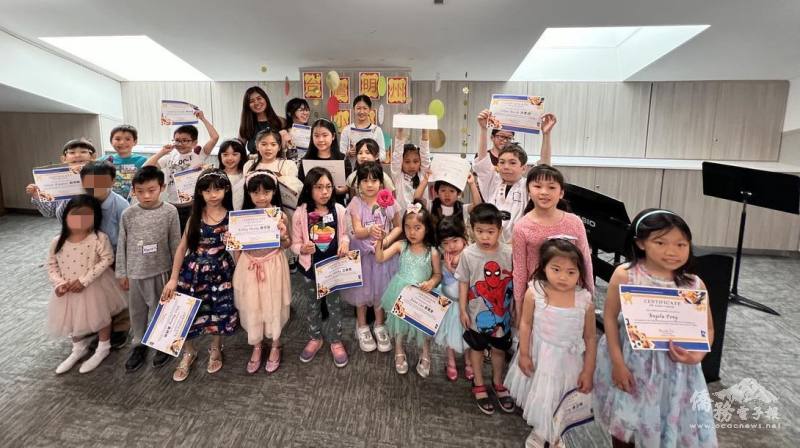 小朋友開心拿義工感謝獎和表演證書