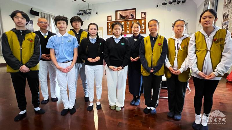 黃湘霏(右四)夫婦率慈青在現場實習