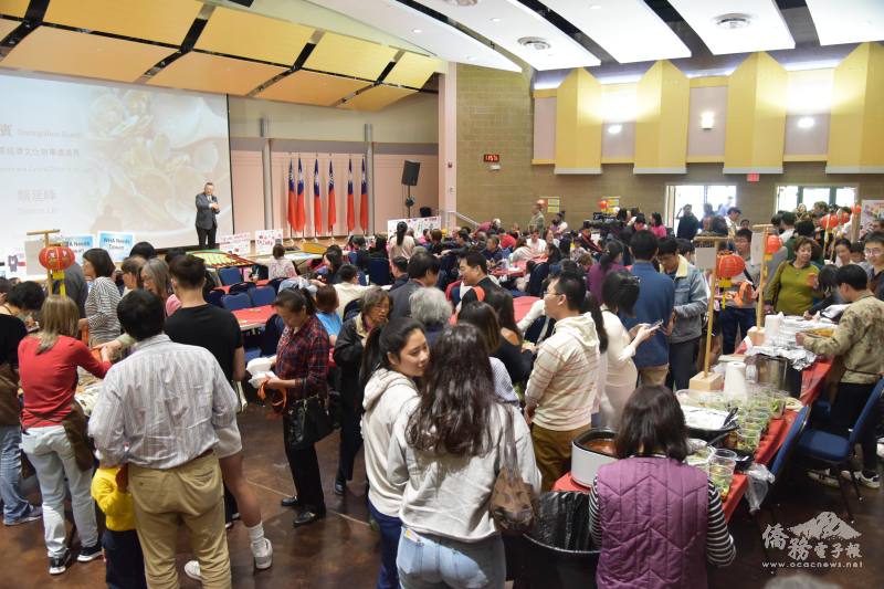 慶祝「臺灣傳統週」舉辦臺灣夜市美食，人潮洶湧